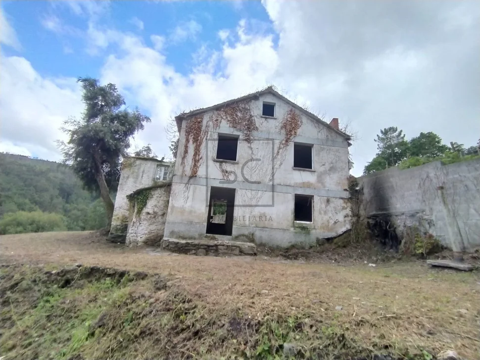Casa con terreno cerrado en doble altura en neda, neda
