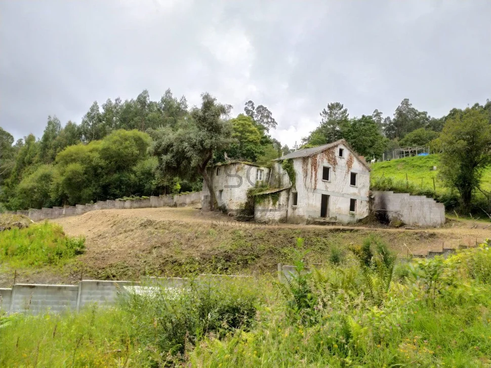 Casa con terreno cerrado en doble altura en neda, neda