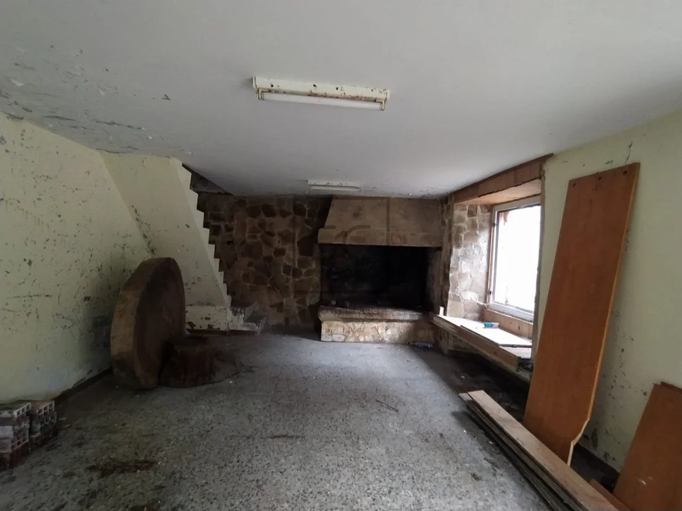 Casa con terreno cerrado en doble altura en neda, neda