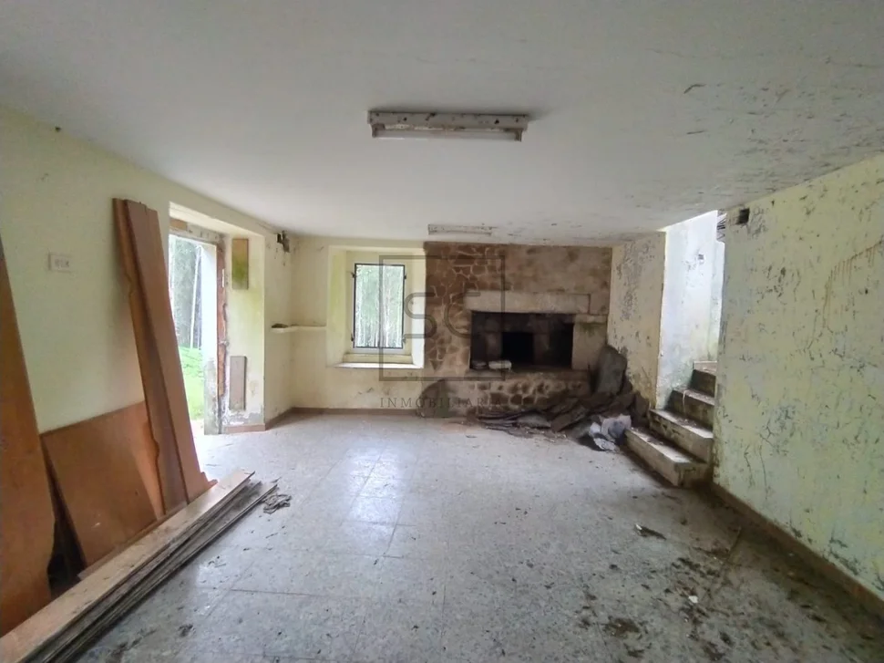 Casa con terreno cerrado en doble altura en neda, neda