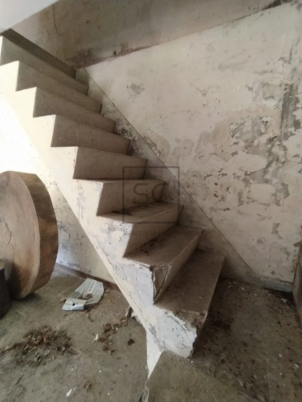 Casa con terreno cerrado en doble altura en neda, neda