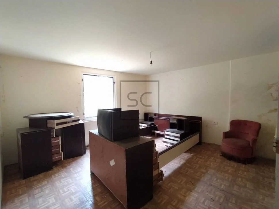 Casa con terreno cerrado en doble altura en neda, neda