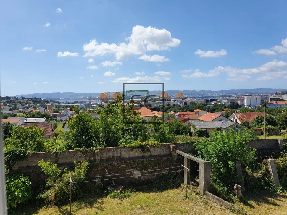 Casa con finca y vistas a la ría en chamoso, fene