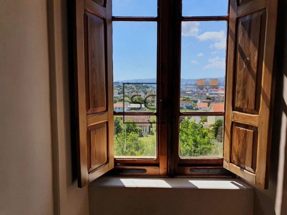 Casa con finca y vistas a la ría en chamoso, fene