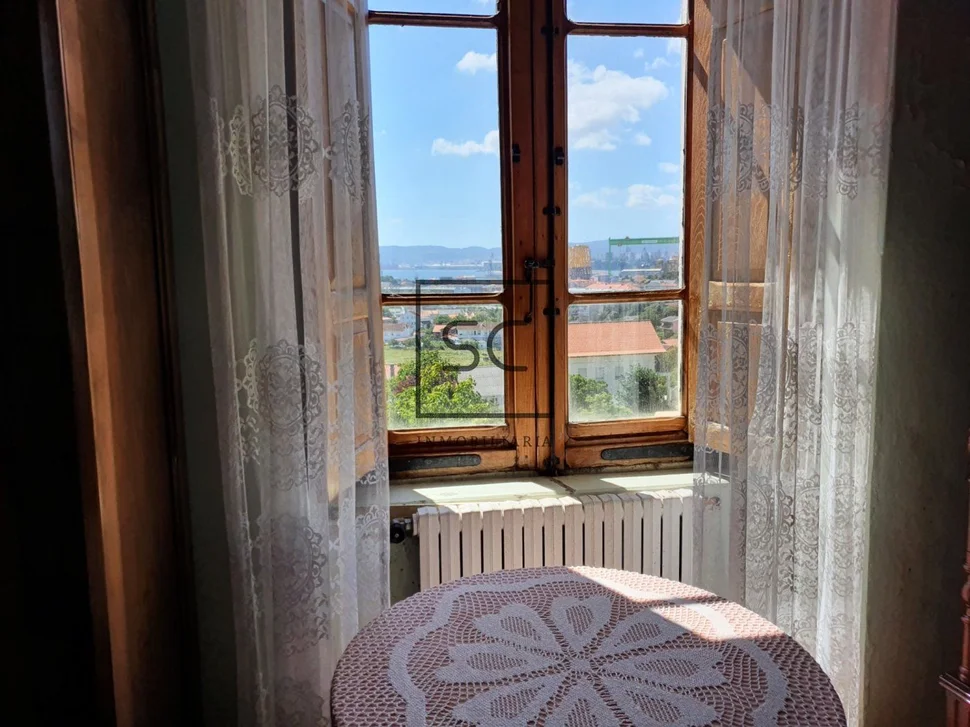 Casa con finca y vistas a la ría en chamoso, fene