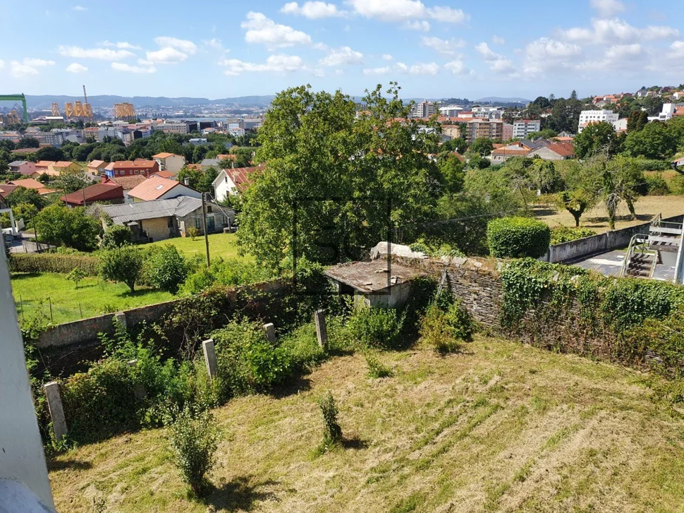 Casa con finca y vistas a la ría en chamoso, fene
