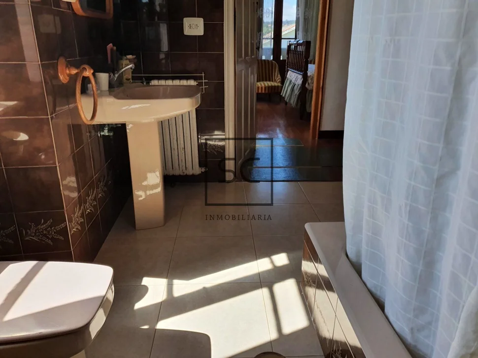 Casa con finca y vistas a la ría en chamoso, fene