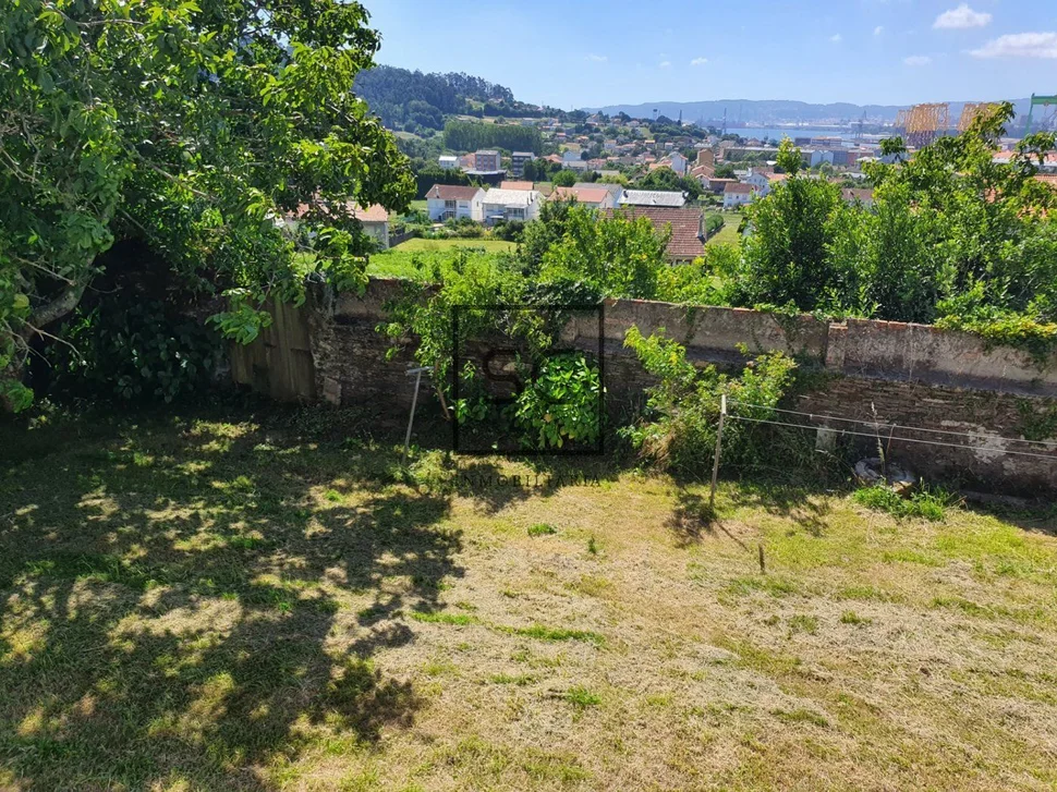 Casa con finca y vistas a la ría en chamoso, fene