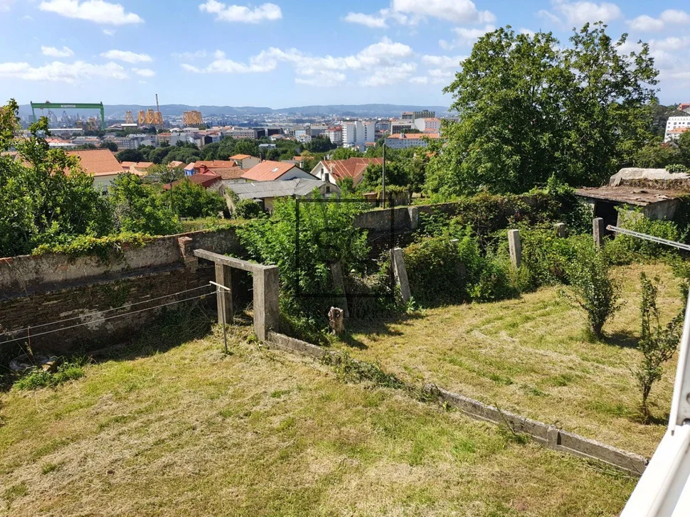Casa con finca y vistas a la ría en chamoso, fene