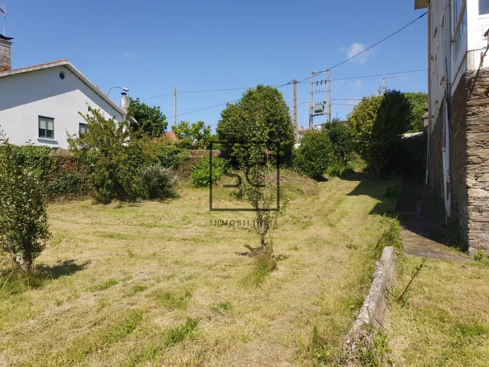 Casa con finca y vistas a la ría en chamoso, fene