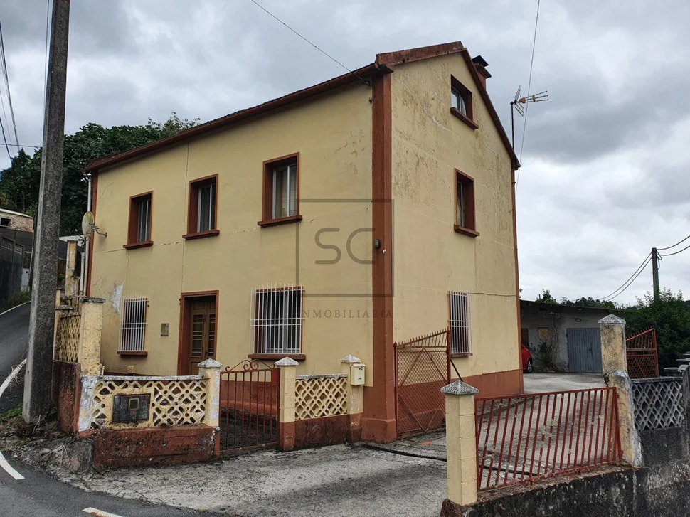 Casa con bodegas y patio