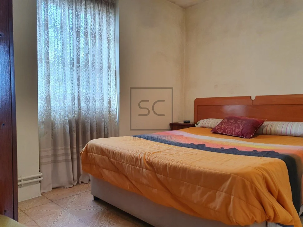 Casa con bodegas y patio