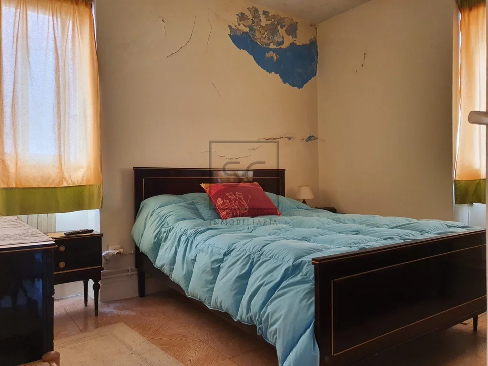 Casa con bodegas y patio