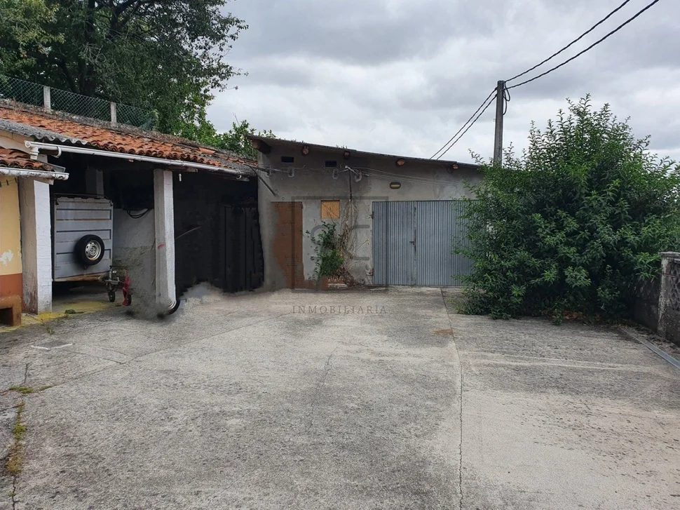 Casa con bodegas y patio
