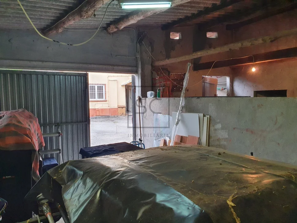 Casa con bodegas y patio