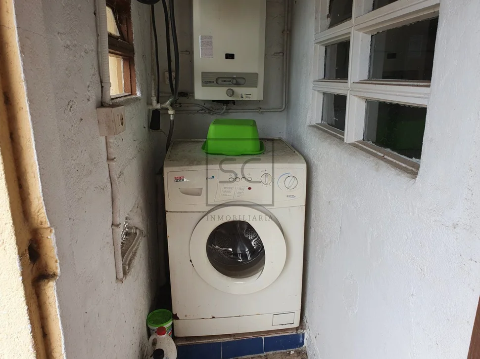 Casa con bodegas y patio