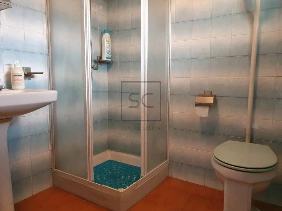 Casa con bodegas y patio