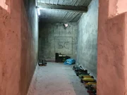 Casa con bodegas y patio