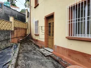 Casa con bodegas y patio