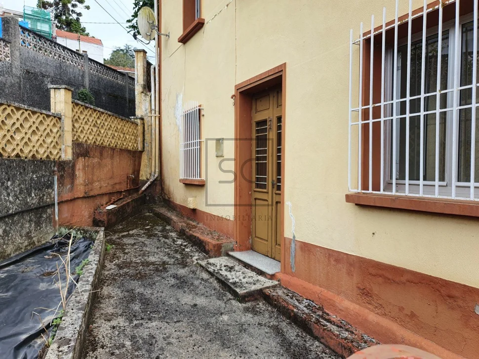 Casa con bodegas y patio