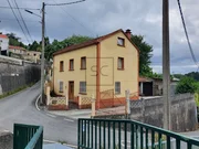 Casa con bodegas y patio