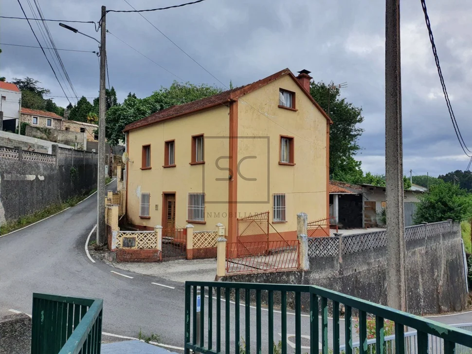 Casa con bodegas y patio