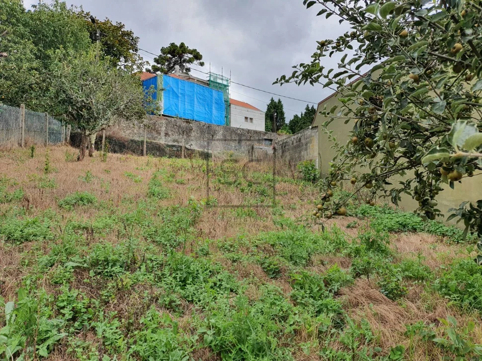 Casa con bodegas y patio