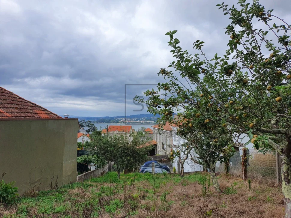 Casa con bodegas y patio