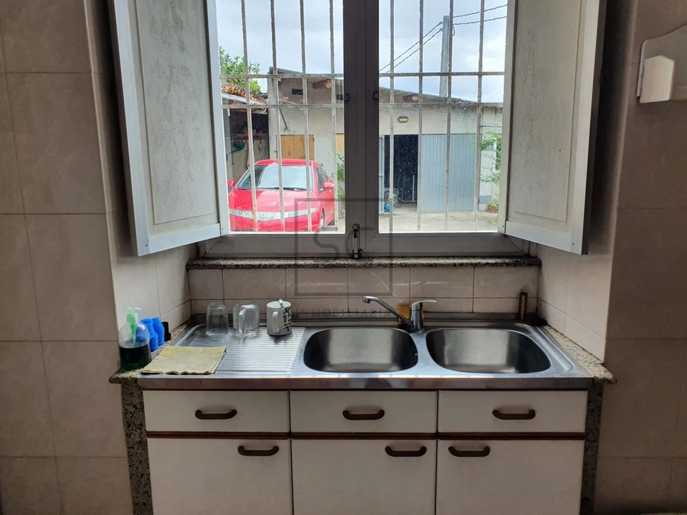 Casa con bodegas y patio