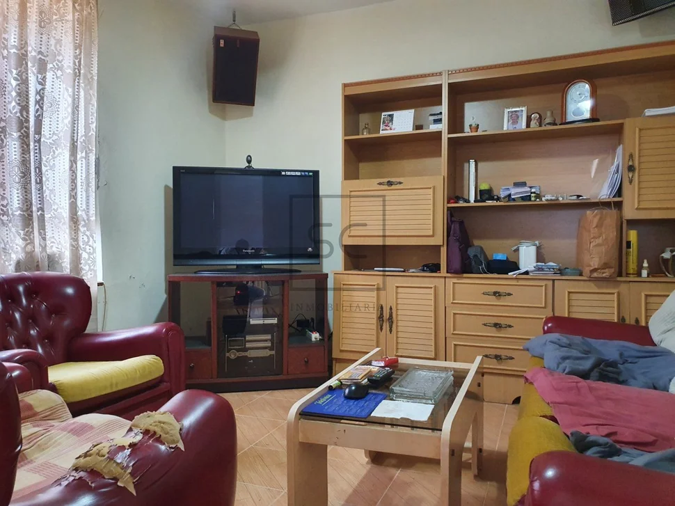 Casa con bodegas y patio