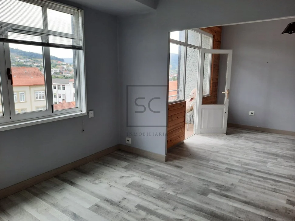 Piso semireformado cercano al paseo de xubia