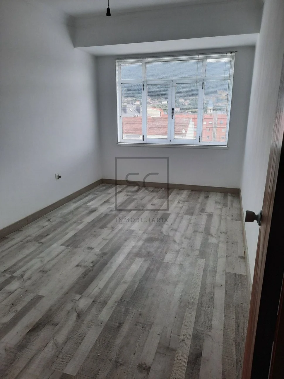 Piso semireformado cercano al paseo de xubia