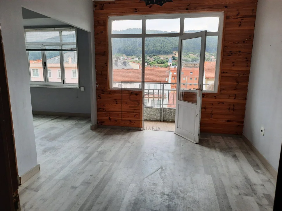 Piso semireformado cercano al paseo de xubia