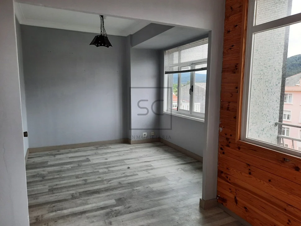 Piso semireformado cercano al paseo de xubia