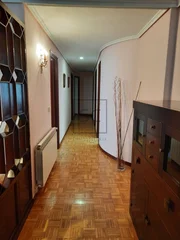 Piso Amueblado de Cuatro Habitaciones con Ascensor