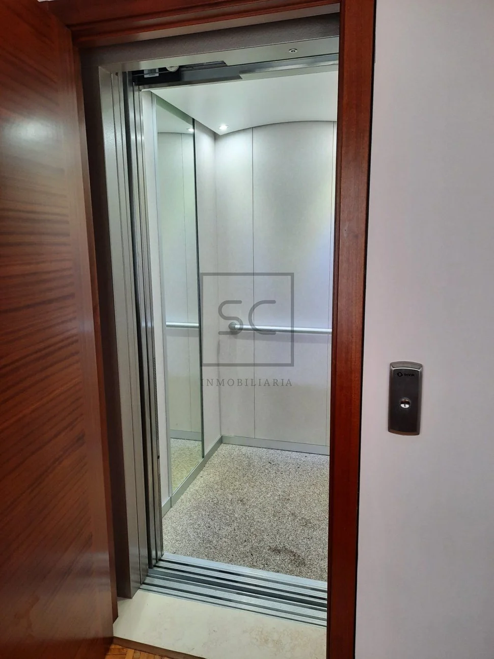 Piso Amueblado de Cuatro Habitaciones con Ascensor