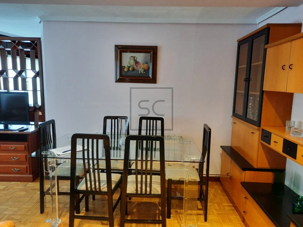 Piso Amueblado de Cuatro Habitaciones con Ascensor