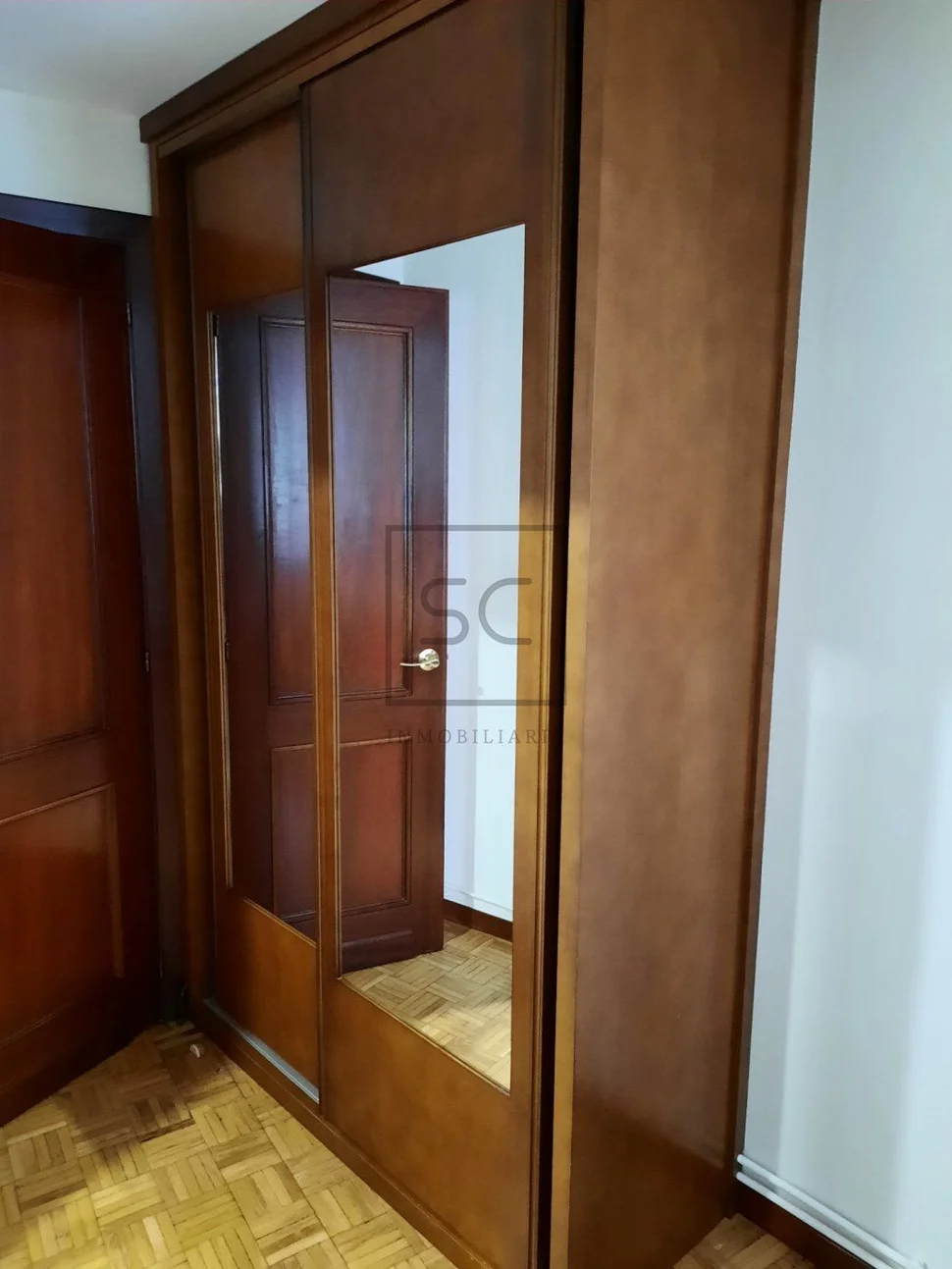 Piso Amueblado de Cuatro Habitaciones con Ascensor