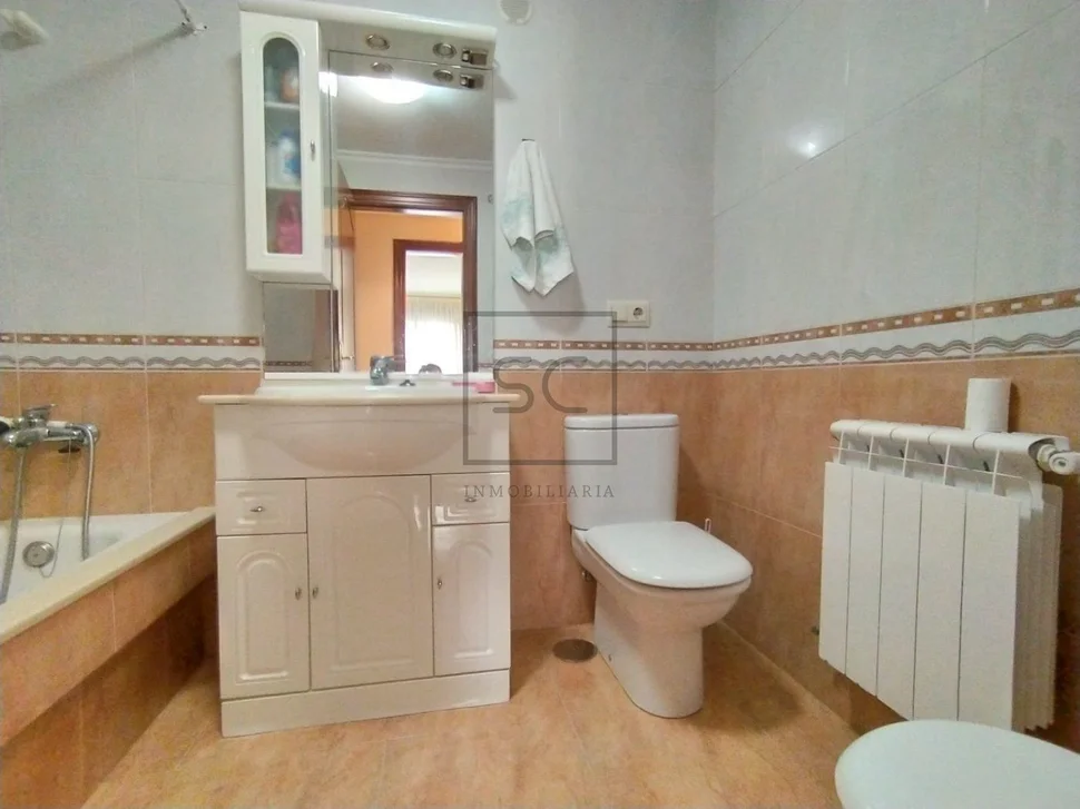 Voluminoso piso en el alto del castaño, narón