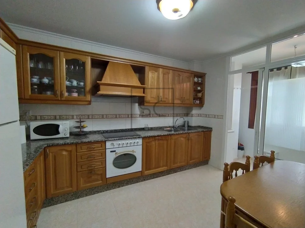 Voluminoso piso en el alto del castaño, narón
