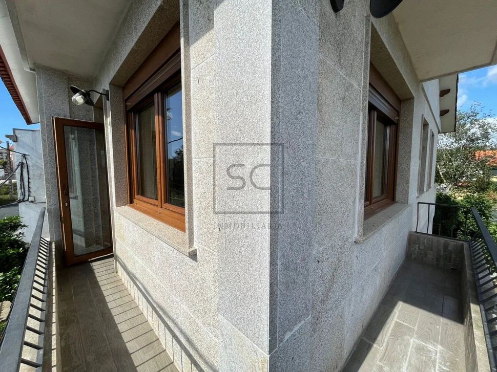 Bonita casa con jardín y terraza en zona céntrica narón