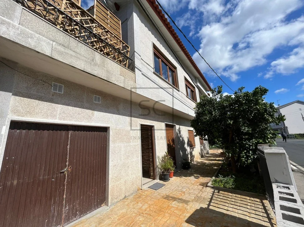 Bonita casa con jardín y terraza en zona céntrica narón