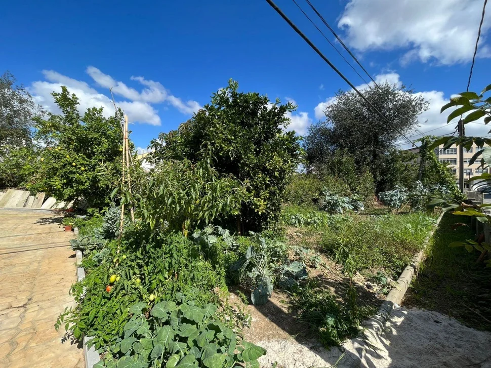 Bonita casa con jardín y terraza en zona céntrica narón