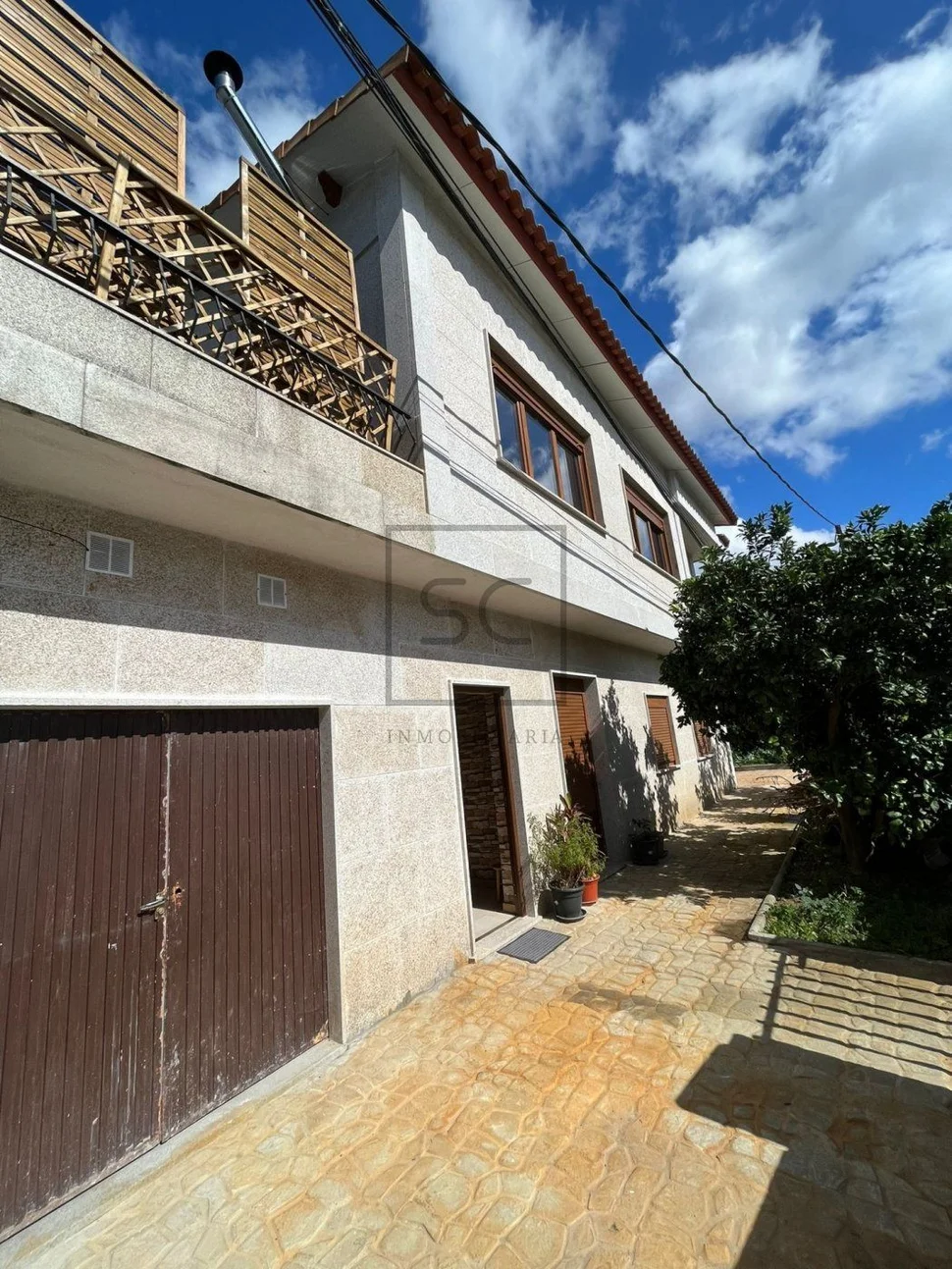 Bonita casa con jardín y terraza en zona céntrica narón