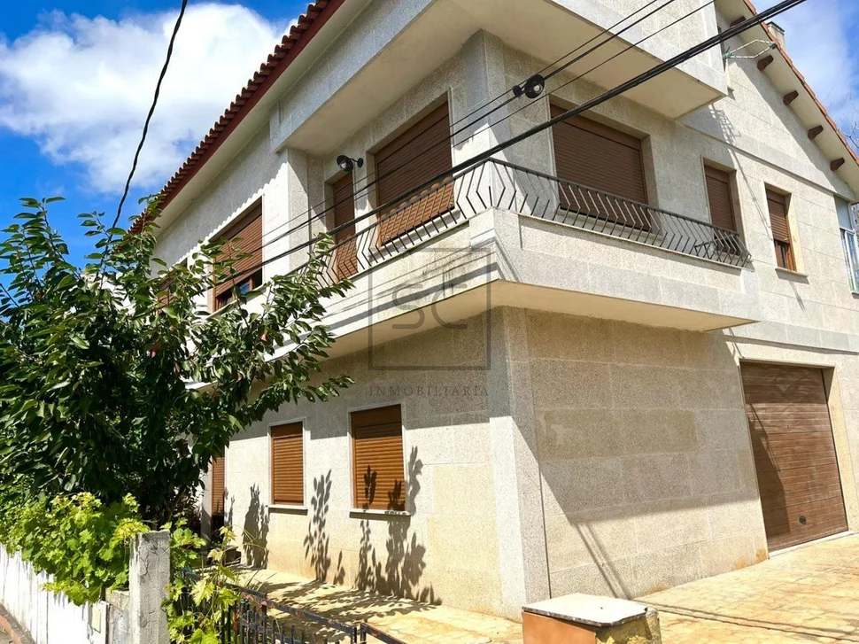 Bonita casa con jardín y terraza en zona céntrica narón