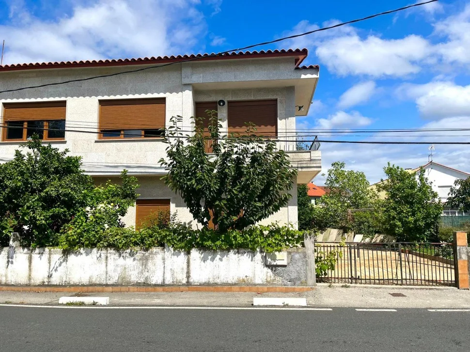 Bonita casa con jardín y terraza en zona céntrica narón