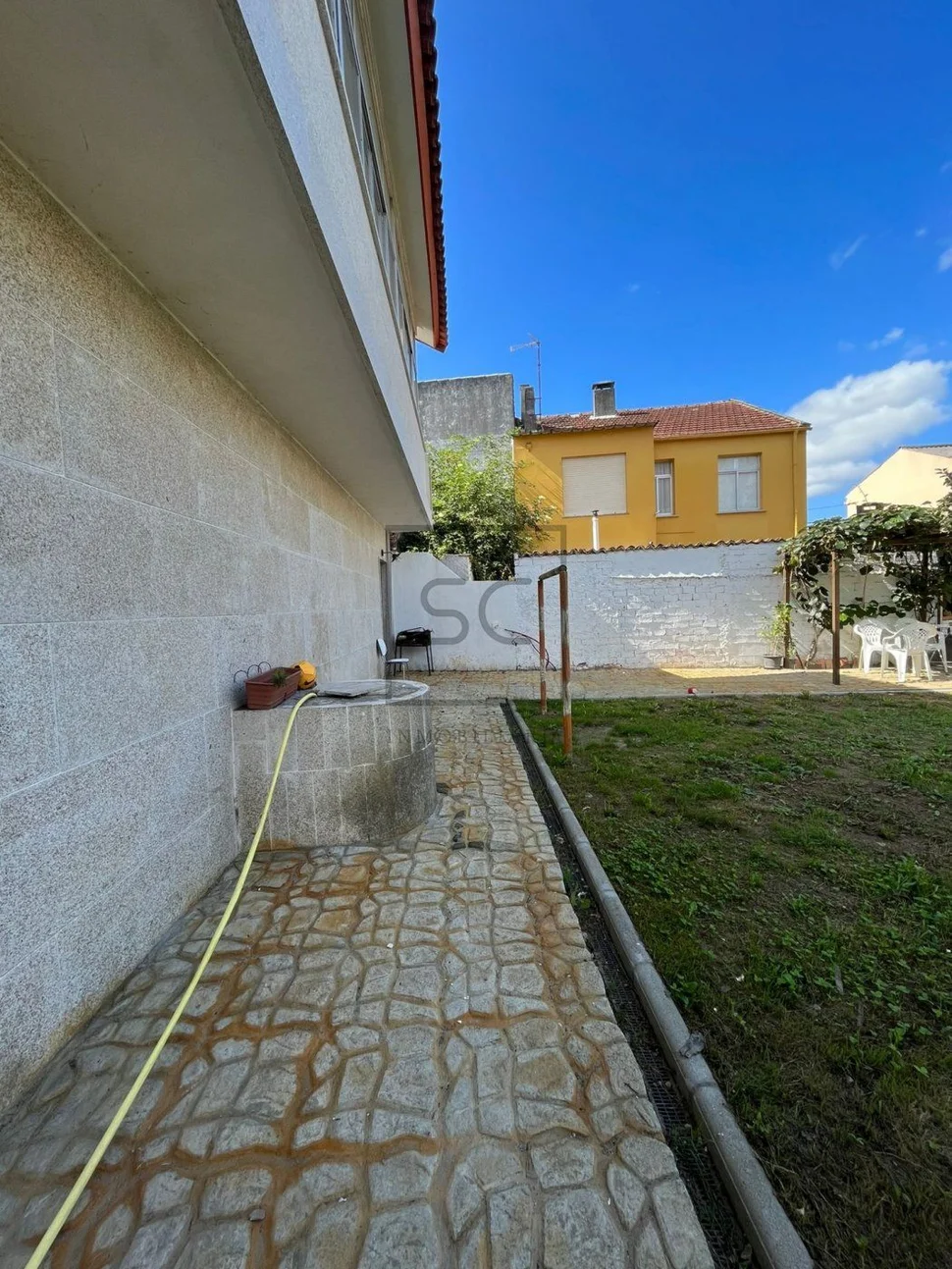 Bonita casa con jardín y terraza en zona céntrica narón