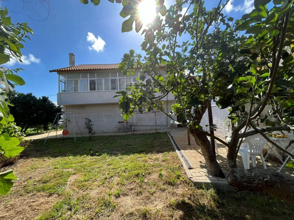 Bonita casa con jardín y terraza en zona céntrica narón