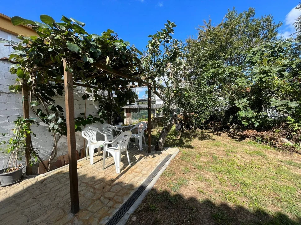 Bonita casa con jardín y terraza en zona céntrica narón