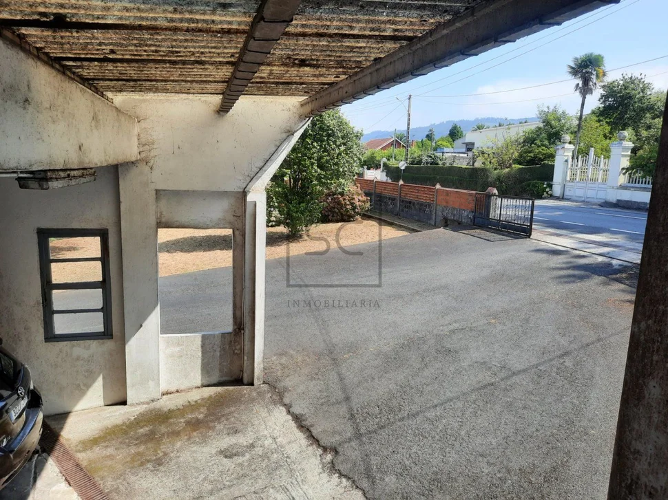 Horno panificador en funcionamiento con dos viviendas independientes en valdoviño, valdoviño